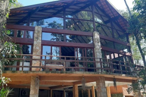 Lallybroch linda casa com piscina na beira do rio